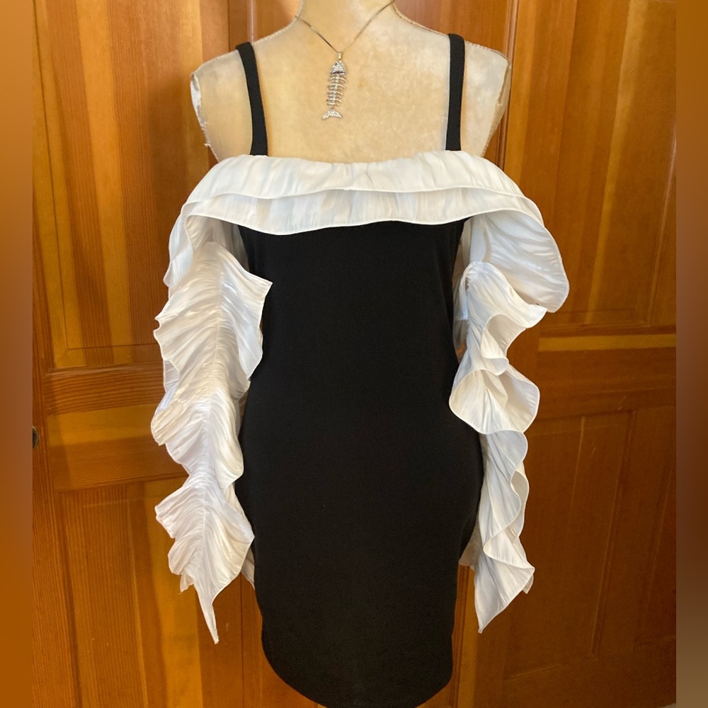 Women’s Ruffled Bodycon Dress - Picture 5 of 16